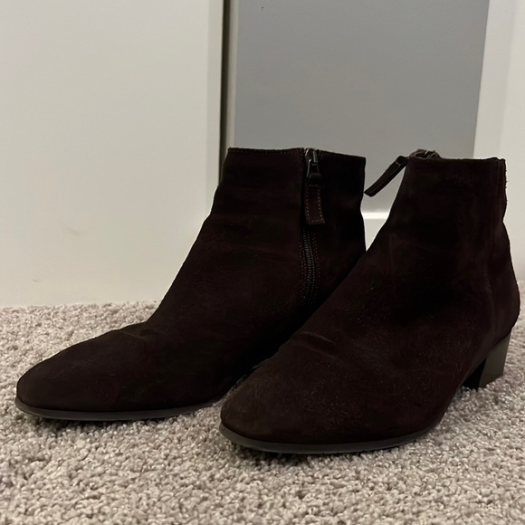 Beautiful and waterproof Aquatalia brown suede booties. - Picture 1 of 1